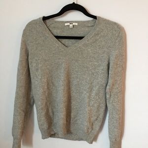 EUC light grey UNIQLO cashmere sweater, size M